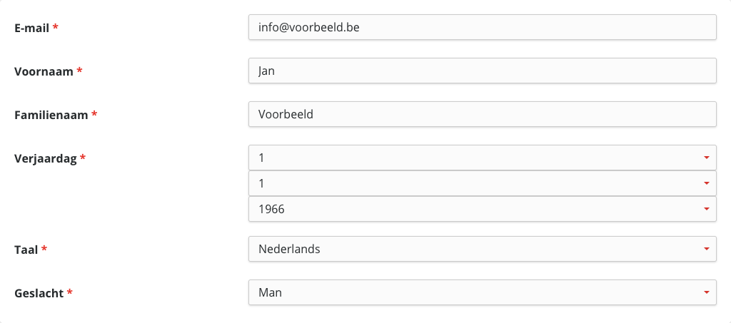 De velden E-mail, Voornaam, Familienaam, Verjaardag met drie keuzelijsten, Taal en Geslacht