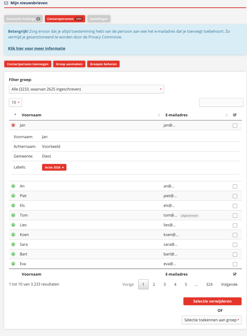 De tab Contactpersonen met de knoppen Contactpersoon toevoegen, Groep aanmaken en Groepen beheren, de keuzelijst Filter groep en de lijst met voornamen en ingekorte e-mailadressen